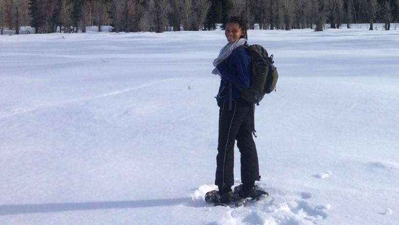 澳门威尼斯人app下载学生在雪地里行走